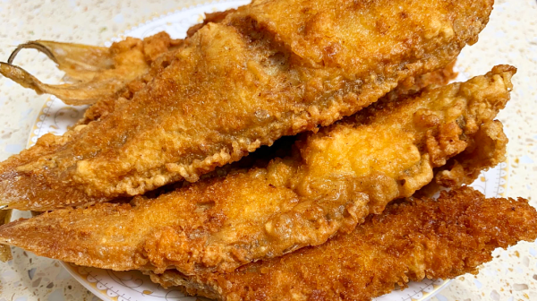 炸魚時，有人用澱粉，有人用麵粉？其實都不對！大廚教你正確做法