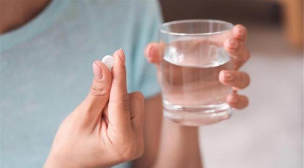 你有睡前服藥的習慣嗎？提醒：5類藥物不宜睡前服用，注意規避