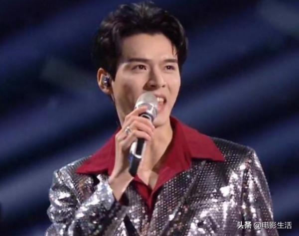 跨年晚會男星開始“內卷”，王源酷似貴公子，張藝興帶來超強舞臺