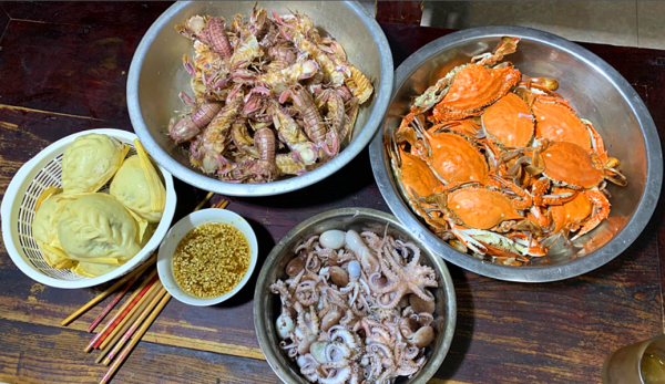 青島農村老兩口的晚餐，在朋友圈火了，網友：吃不起，家裡有礦