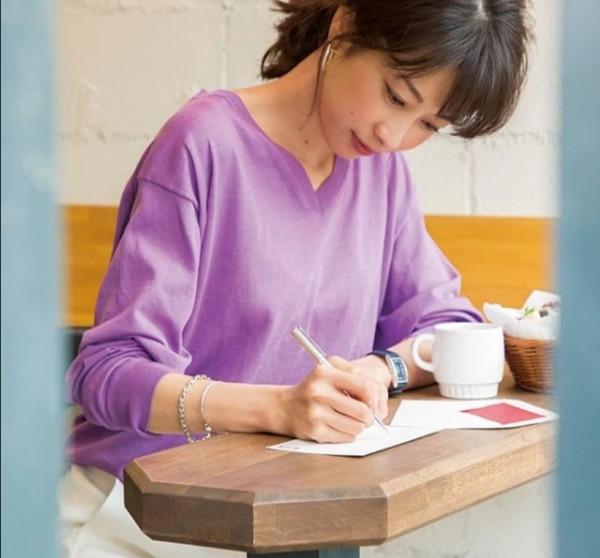 40歲女人別隻穿黑白灰，試試流行的“紫色系”搭配，顯白又顯年輕