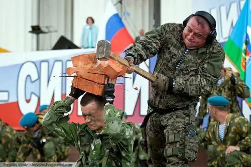 越南維和部隊胸口碎大石用牙拽卡車,不許笑!窮則徒手富則器械 越南維和部隊胸口碎大石用牙拽卡車,不許笑!窮則徒手富則器械