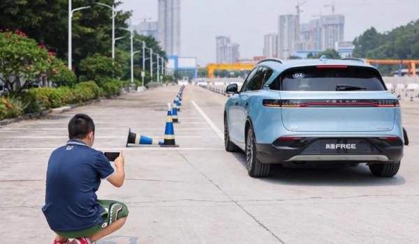 理想ONE最針鋒相對的新車，配空氣懸架和四缸增程器