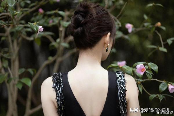 張嘉倪一襲黑色連衣裙優雅氣質，盡顯女神範