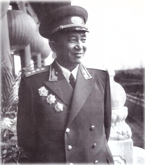 1984年“八一”為何不舉行慶祝活動？人民大會堂準備追悼會和花圈