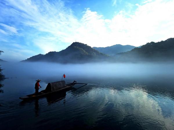 霧漫小東江,天上人間兩茫茫 霧漫小東江,天上人間兩茫茫