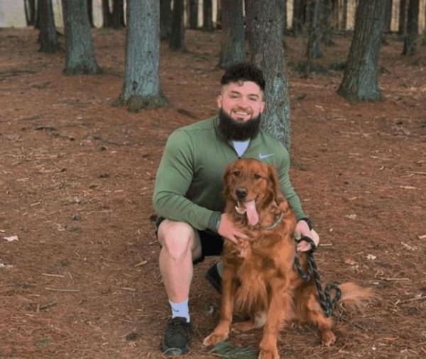 主人丟掉狗狗的木棍，狗氣得再撿回60根，一沒事幹就拿出來曬太陽