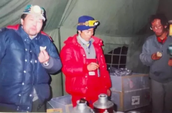 30年前,17人攀登梅里雪山,當地原住民阻攔未果,登山隊全部遇難 30年前,17人攀登梅里雪山,當地原住民阻攔未果,登山隊全部遇難