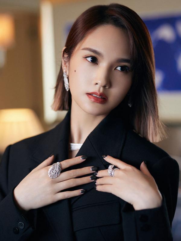 楊丞琳黑色西服長褲霸氣美豔 點綴珠寶流光溢彩釋放魅力