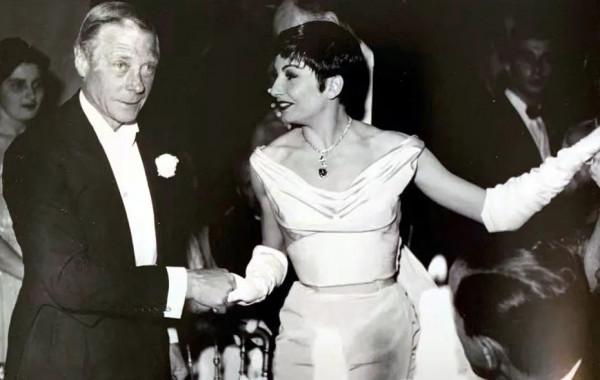 美國富豪中的“王室迷”,竟然“繼承”了4位皇后的家當 美國富豪中的“王室迷”,竟然“繼承”了4位皇后的家當