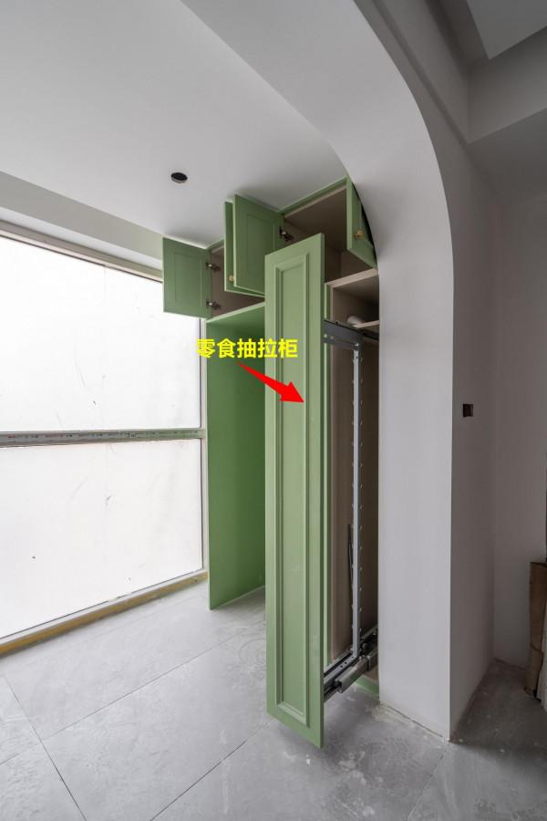 陽臺定製一組儲物櫃，放得下冰箱，也容得下零食櫃，收納能力翻倍