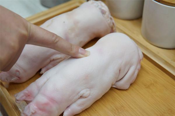 買豬蹄，你能分清&OpenCurlyDoubleQuote;前蹄&rdquo;和&OpenCurlyDoubleQuote;後蹄&rdquo;嗎？4個區別很明顯，別買錯