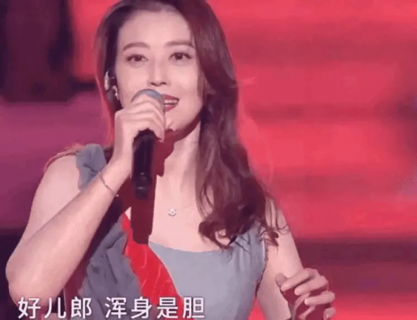 沸騰之夜晚會名場面:楊穎和王源跨界主持,周海媚怕高直髮抖 沸騰之夜晚會名場面:楊穎和王源跨界主持,周海媚怕高直髮抖