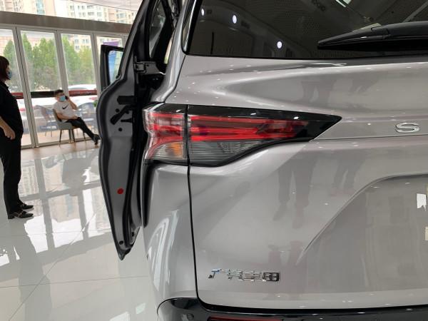 裝配特斯拉、內飾雪佛蘭,展廳比早市人還多!到店實拍豐田賽那 裝配特斯拉、內飾雪佛蘭,展廳比早市人還多!到店實拍豐田賽那