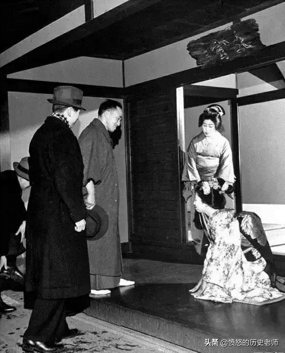 珍貴老照片：土八路的土、鄧麗君的吻照、美國禁止公開的UFO照