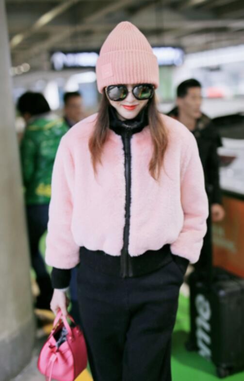 唐嫣扮嫩真有一套！穿粉色毛絨外套甜美又少女，很難想象她38歲了