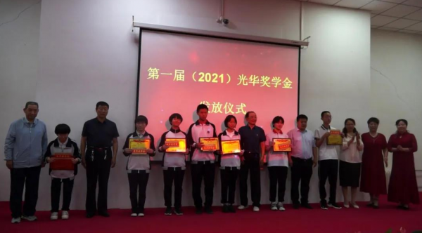 他是抗日軍人之後，從貧困縣到入職外交部，晚年設獎學金反哺家鄉