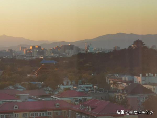 在北京入住的一家酒店的行政酒廊裡，欣賞故宮景色的晚餐