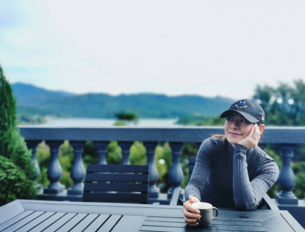 一把椅子價值360萬，出遊坐私人飛機，明星們的奢靡生活超乎想象