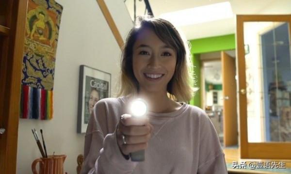 用體溫發電，手握著燈泡就亮，不用擔心停電，造福很多人