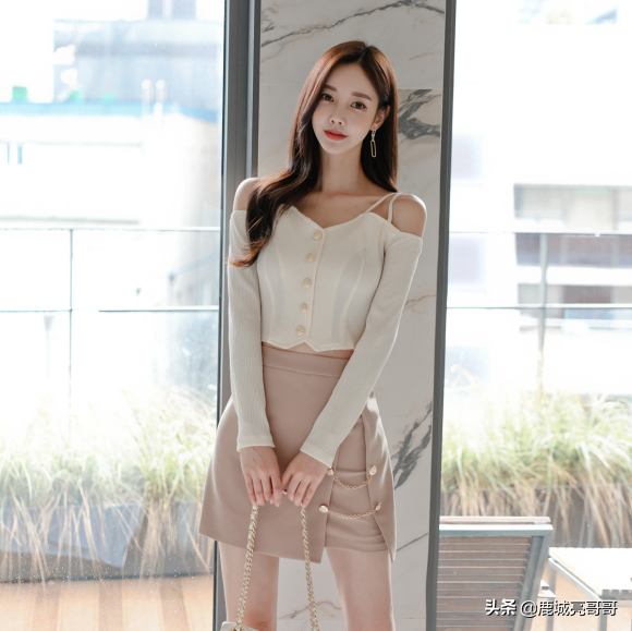 鵝蛋檸黃輕薄細膩清新吊帶裙,珠珠展現小女人的美 鵝蛋檸黃輕薄細膩清新吊帶裙,珠珠展現小女人的美