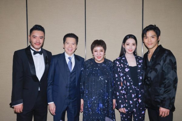 郭碧婷越來越像婆婆向太,穿印花西裝配大背頭,連氣質都一樣了 郭碧婷越來越像婆婆向太,穿印花西裝配大背頭,連氣質都一樣了