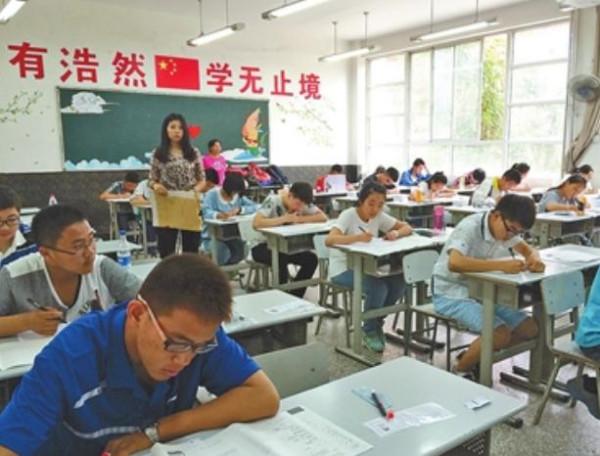 高中生“天書字型”走紅，高考作文僅得6分，被985大學破格錄取