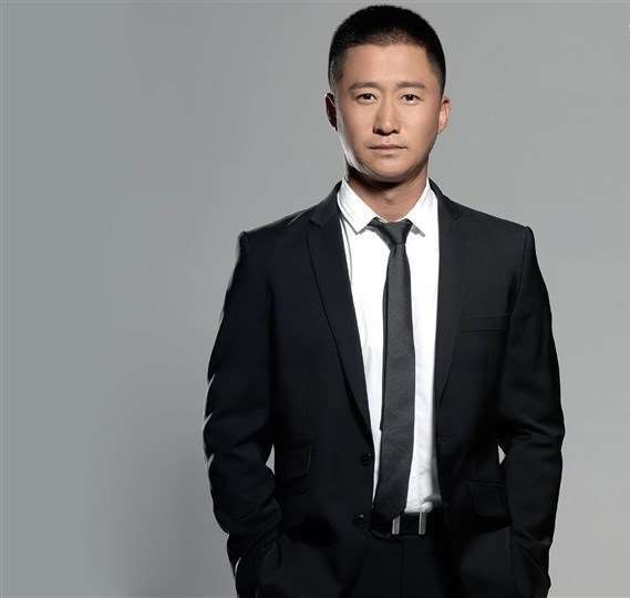 硬漢吳京的蜜糖婚姻：20億身價背後，是妻子謝楠的一句“我養你”