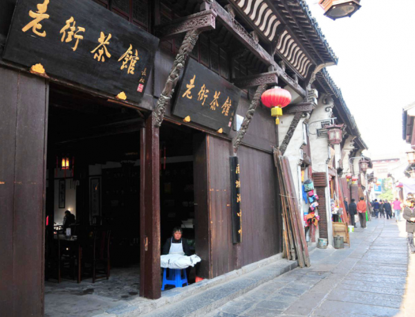 陝西斥資5億建造的文旅小鎮,卻因位置偏僻被嫌棄,如今遊客稀少 陝西斥資5億建造的文旅小鎮,卻因位置偏僻被嫌棄,如今遊客稀少