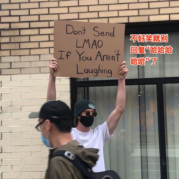 美國小哥一臉嚴肅,舉牌吐槽生活中的小事,非常有共鳴了 美國小哥一臉嚴肅,舉牌吐槽生活中的小事,非常有共鳴了