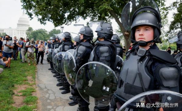 這一天,美國警察武裝到牙齒,民眾不敢出來 這一天,美國警察武裝到牙齒,民眾不敢出來