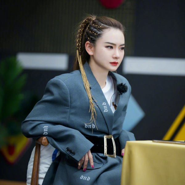 戚薇天生也不是仙女，素顏臉蛋也有法令紋，雙麻花辮還挺特殊