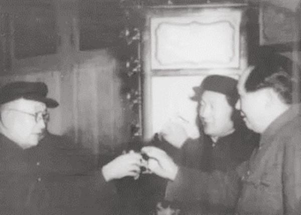 1947年馬家軍一團長被俘，彭老總不但放他，還送他一匹馬回家