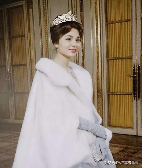 “伊朗玫瑰”法拉赫:靠變賣珠寶繼續富貴的末代王后 “伊朗玫瑰”法拉赫:靠變賣珠寶繼續富貴的末代王后