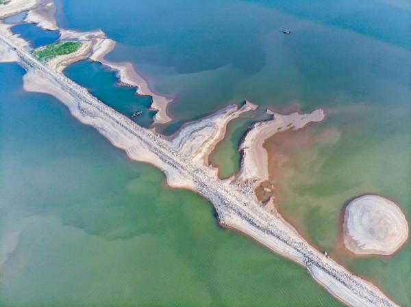 江西有條水上公路，被稱為“永吳公路”，是電影中的水上鐵路