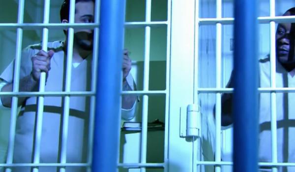 美國囚犯模仿肖申克越獄成功，留下一張紙條，氣得監獄長自盡