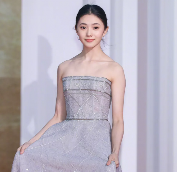 金雞獎女星生圖：倪妮凍得發抖，張小斐妝容翻車，關曉彤滿臉疲倦