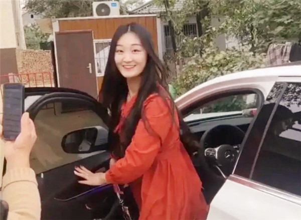 大衣哥兒媳氣質挺好的,穿綠色旗袍顯出風韻,有點胖但挺耐看 大衣哥兒媳氣質挺好的,穿綠色旗袍顯出風韻,有點胖但挺耐看