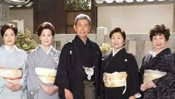 宇津井健的曠世戀：愛妻患病40年不離不棄，83歲去世當天娶了初戀