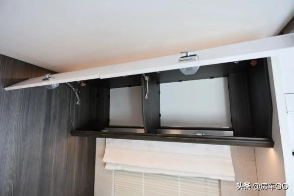 這臺房車有5種充電方式，車內電器語音控制，衛生間也是乾溼分離