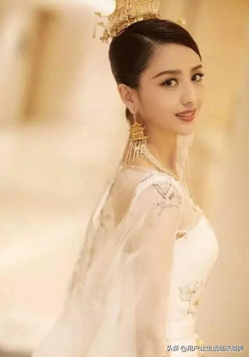 陳妍希一襲露肩長裙仙氣飄飄