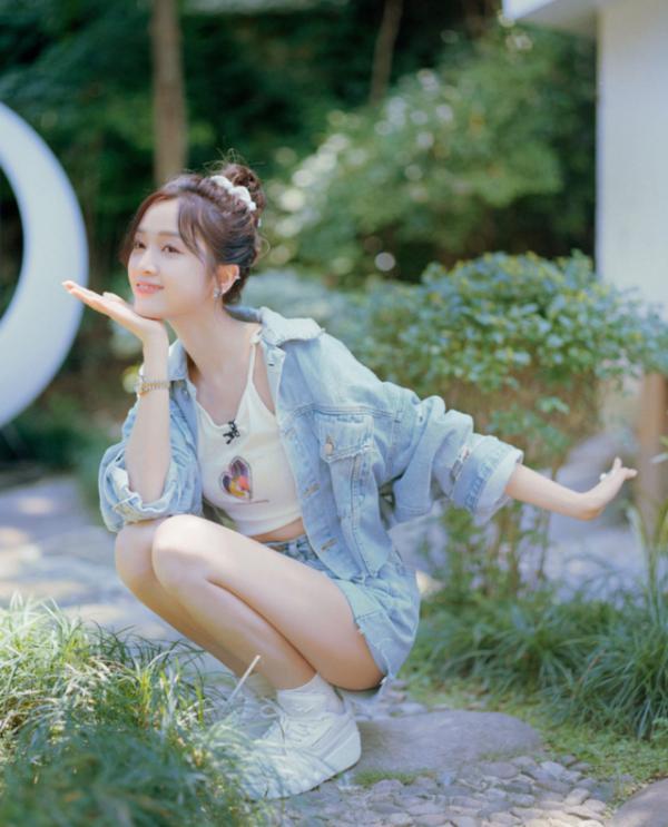 吳宣儀綜藝劇照釋出,淺藍色牛仔清新靈動,丸子頭俏皮減齡 吳宣儀綜藝劇照釋出,淺藍色牛仔清新靈動,丸子頭俏皮減齡