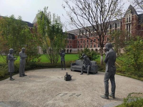 水岸尖塔陽光城，豪情入夢