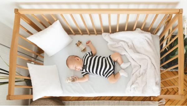 孩子墜床後，媽媽第一步要做的不是“立馬抱起”，正確做法要記住