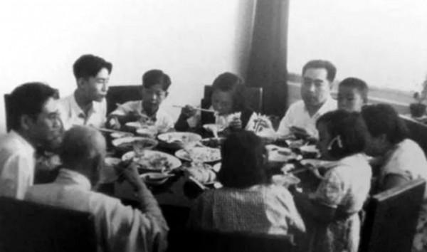 彭雪楓犧牲後,周恩來勸說其遺孀改嫁,兒子後來成上將 彭雪楓犧牲後,周恩來勸說其遺孀改嫁,兒子後來成上將