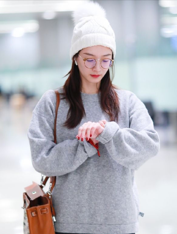 江疏影謊報年齡了吧！敢素顏走機場，這牛奶肌比十八歲少女還嫩