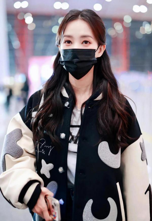 李一桐私服秀，青春靚麗，眼睛特別會笑，給人一種溫馨甜美