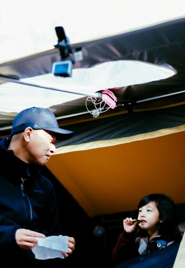 劉畊宏曬爸爸5聚會照,春哥一手抱Jasper一手抱小泡芙,笑容滿足 劉畊宏曬爸爸5聚會照,春哥一手抱Jasper一手抱小泡芙,笑容滿足