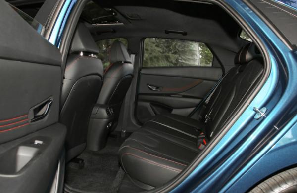 比朗逸軸距還多32mm,來看第七代伊蘭特解析,哪一款價效比更高? 比朗逸軸距還多32mm,來看第七代伊蘭特解析,哪一款價效比更高?