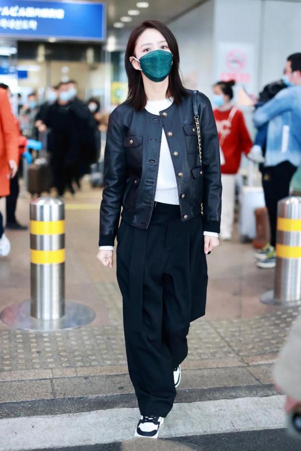 佟麗婭私服來了,皮衣燈籠褲,時尚感有,不停地比耶,和代拍互動 佟麗婭私服來了,皮衣燈籠褲,時尚感有,不停地比耶,和代拍互動